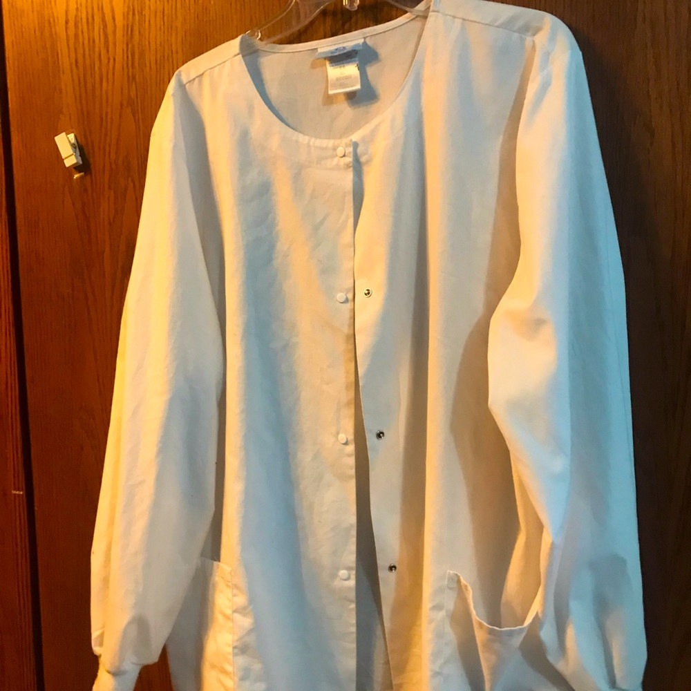 Scrub jacket with snaps